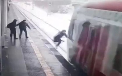 Trêu đùa với bạn, nam thanh niên ngã vào đường ray lúc tàu chạy tới