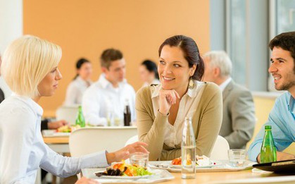 Đi ăn cùng sếp, cuối bữa kẻ ngốc mới tranh trả tiền, người EQ cao làm điều này gây ấn tượng đặc biệt