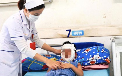 Chơi bóng bay "ông già Noel", bé trai bị bỏng nặng