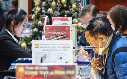 Đu đỉnh, “lướt sóng” vàng: Người lãi đậm, người không kịp thoát hàng