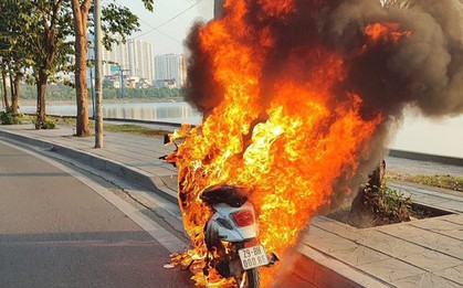 Xe máy bốc cháy ngùn ngụt trên đường ở Hà Nội