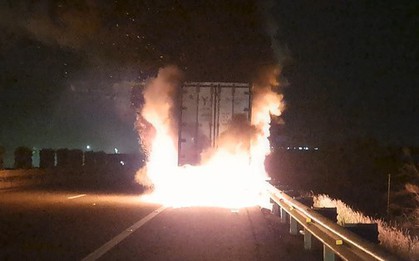 Xe đầu kéo bốc cháy ngùn ngụt kèm nổ lớn trên cao tốc TPHCM - Trung Lương