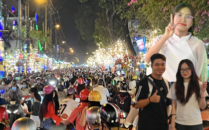 Đêm Noel 24/12: xóm đạo lớn nhất TP.HCM đông kín người, người dân nhích từng chút một để "check-in" cùng tiểu cảnh