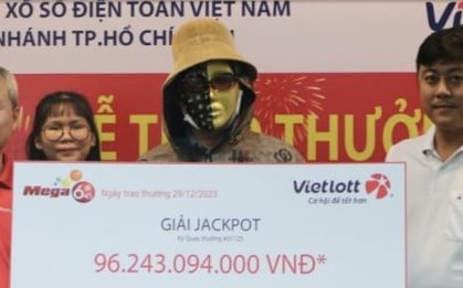 Người đàn ông chạy xe ôm ở TP.HCM trúng số hơn 96 tỷ đồng
