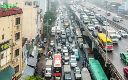 Ngày đầu nghỉ Tết Dương lịch, dòng xe ra cửa ngõ Hà Nội nhích dần từng mét