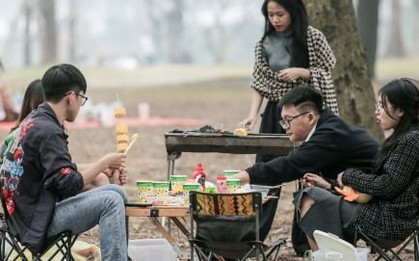 Người dân đổ ra Công viên Yên Sở cắm trại, tận hưởng kỳ nghỉ lễ