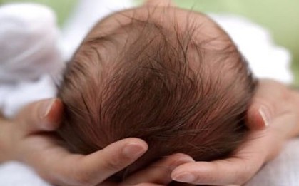 Nhiều tháng thức trắng đêm chăm cháu sơ sinh, bà ngoại nhập viện tâm thần
