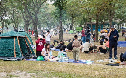 Người dân Hà Nội "đổ xô" đến công viên trong tiết trời dịu mát