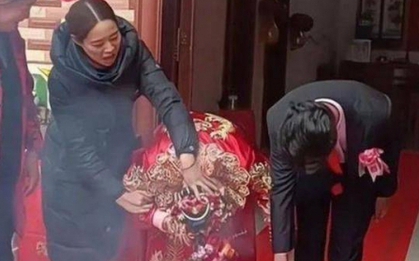 Đang bái đường thành thân, người cô bất ngờ làm hành động chứa đựng ý nghĩa "thâm thúy" khiến cô dâu tái mặt, chú rể giận dữ trừng mắt