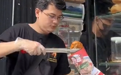 Rộ hình ảnh nam streamer đình đám một thời "ngã ngựa" đi bán bánh mì, nghi vấn cuộc sống xuống dốc sau giải nghệ?