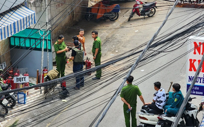 Khống chế người đàn ông sau nhiều giờ đốt nhà rồi cố thủ
