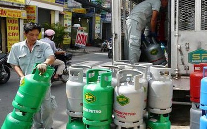Giá gas tăng mạnh, gần 500.000 đồng/bình 12 kg