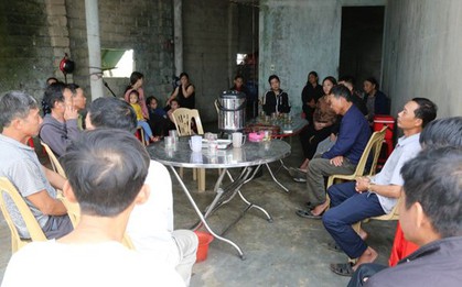 Người thân thẫn thờ ngóng tin chồng, con mất tích trên biển Hàn Quốc