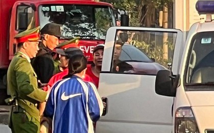 Giấu pháo sáng trong người, CĐV Hải Phòng bị đưa lên đồn công an