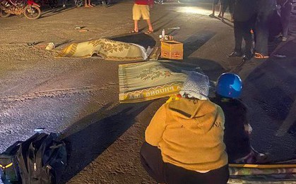 Tông vào ô tô, 2 thanh niên đi xe máy tử vong