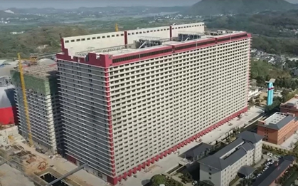Bên trong toà nhà nuôi lợn sừng sững ở Trung Quốc
