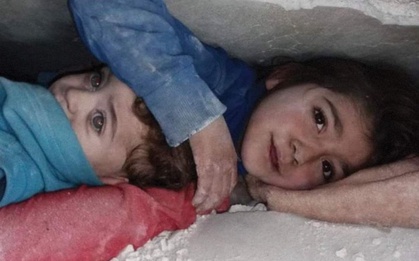 Cô bé 5 tuổi che chở cho em trong động đất Syria phải cắt bỏ chân