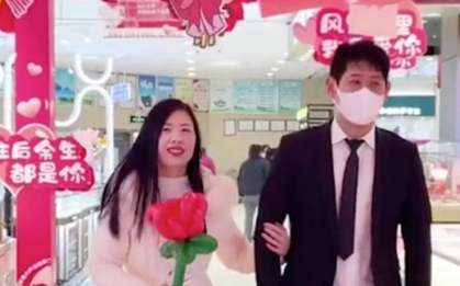 Chỉ mất hơn 7.000 đồng/giờ để thuê bạn trai đi mua sắm