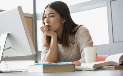 Câu hỏi phỏng vấn: “Nếu thấy răng tôi bị dính rau, bạn sẽ nhắc như nào?”, cô gái trả lời 1 câu chứng tỏ EQ cao, được nhận việc luôn
