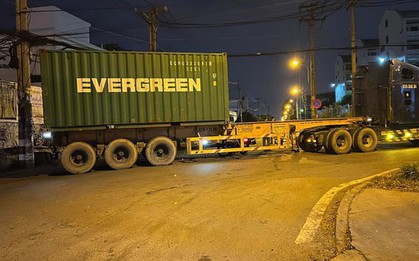 Cảnh tượng kinh hãi sau khi xe máy tông vào hông xe container ở TP Thủ Đức