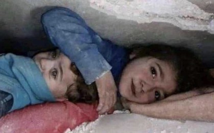 Cảnh tượng cảm động trong thảm họa động đất Thổ Nhĩ Kỳ - Syria: Bé gái che chắn cho em suốt 17 tiếng đồng hồ dưới đống đổ nát