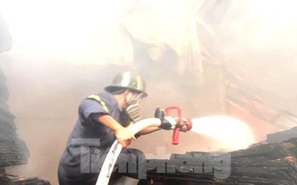 Cháy xưởng mút xốp ở Bình Dương, cột khói đen bốc cao hàng chục mét