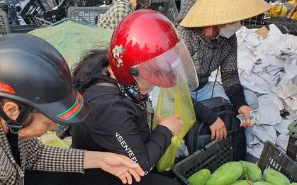 Người dân "giải cứu" hàng chục tấn xoài giúp tài xế sau tai nạn