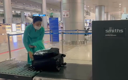 CLIP: Cận cảnh soi chiếu phát hiện 11,48 kg ma túy do 4 tiếp viên Vietnam Airlines vận chuyển