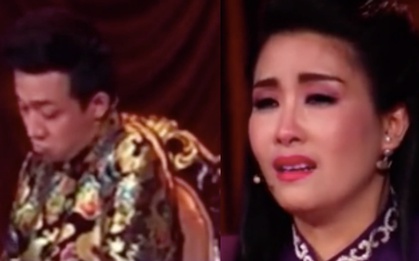 Trấn Thành bị soi biểu cảm nhếch mày, trề môi khi Kiều Oanh khóc nấc kể chuyện mẹ mất trên sóng truyền hình