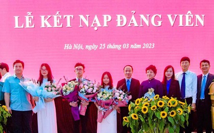 Hai nữ sinh trường Ams đạt thành tích xuất sắc được kết nạp Đảng