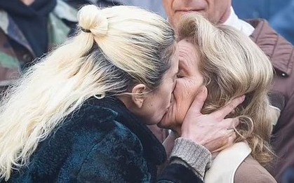 Lady Gaga cưỡng hôn phụ nữ giữa chốn đông người