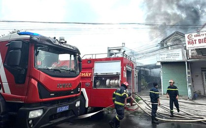 Thanh niên nghi ngáo đá dùng hung khí đâm công an rồi đốt nhà dân