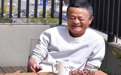 Tái xuất sau 1 năm ''ở ẩn'', tỷ phú Jack Ma gây chú ý với diện mạo giản dị và đôi giày vải: Càng giàu có, càng ít phô trương?