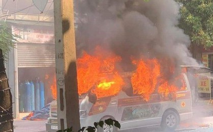 Xe cứu thương bất ngờ bốc cháy, nữ bệnh nhân bị bỏng nặng