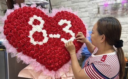 Kết 100 bông hồng thành hình trái tim khổng lồ tặng người yêu dịp 8/3