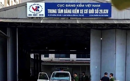 Chủ xe xếp hàng 2 ngày chờ đăng kiểm, sắp nhận tem thì công an ập vào khám xét