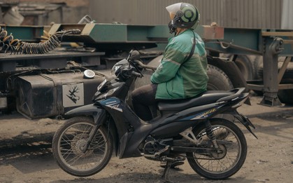 Tình cảnh trớ trêu của tài xế nữ chạy Gojek: Nhận ít đơn, thu nhập thấp chỉ vì khách nam không chịu ngồi sau "tay lái đàn bà"!