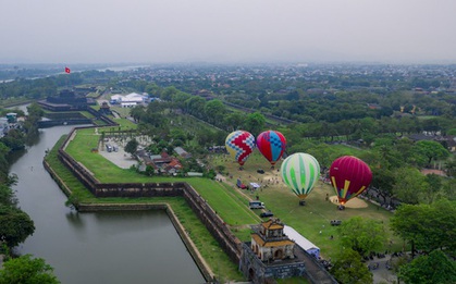 Du khách hào hứng trải nghiệm ngắm Kinh thành Huế từ khinh khí cầu