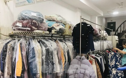 Nồm ẩm kéo dài, dịch vụ giặt là quá tải, thiết bị hút ẩm mini đắt khách