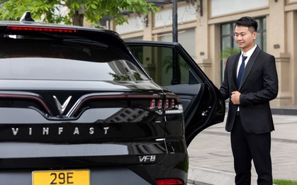 Taxi điện cao cấp VF8: Tài xế mặc vest như doanh nhân, trải nghiệm dịch vụ '"sang chảnh" chẳng khác nào chủ tịch