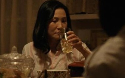 Tô canh chua, cốc trà đá và diễn viên Hồng Đào trong phim hot toàn cầu