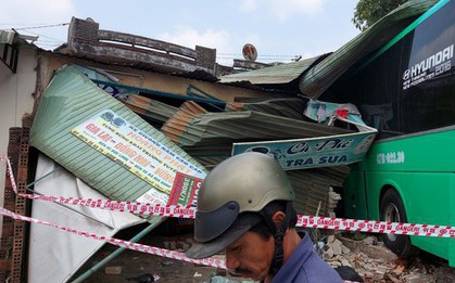Giây phút kinh hoàng trước khi xe giường nằm lao vào nhà dân
