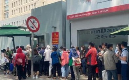 Hàng trăm khách hàng tố nhân viên của SCB, Manulife những gì?