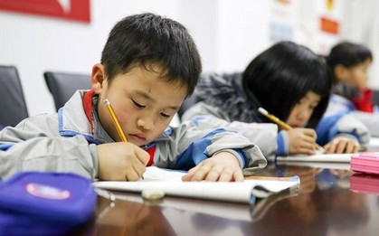 Học sinh cấp 1 làm văn tả mái tóc của thầy giáo, thầy đọc xong vừa cười vừa thẹn đỏ mặt, gọi ngay phụ huynh đến làm việc