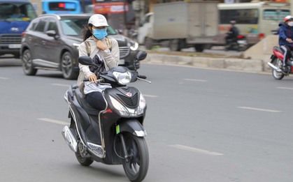 Người dân Hà Nội thích thú đón đợt "rét nàng Bân" cuối cùng trong năm