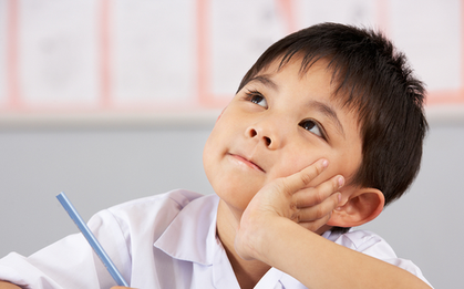 Học sinh tiểu học viết văn về "Lý tưởng sống", thầy giáo đọc xong cười chảy nước mắt rồi cẩn thận phê vào bài 1 câu cực hài