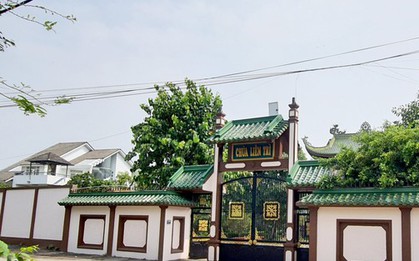 Bé gái sơ sinh bị bỏ rơi trước cổng chùa ở TP.HCM