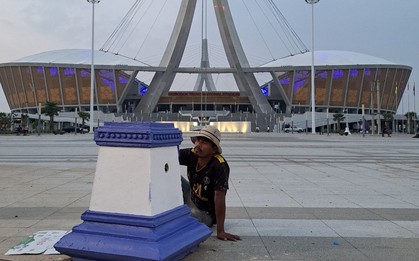 Công nhân Campuchia dựng lều ngủ tại SVĐ nghìn tỷ, hối hả chuẩn bị lễ khai mạc SEA Games 32