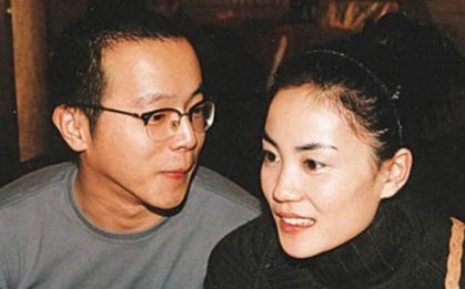 Vương Phi bất ngờ bị chỉ trích vì chồng cũ ăn mì giá rẻ