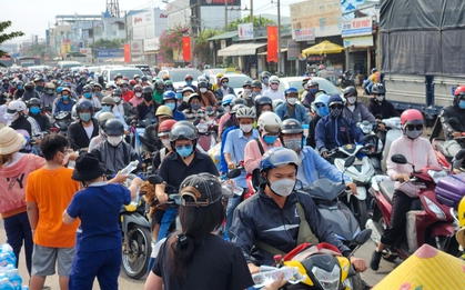 Cửa ngõ Đông và Tây TP.HCM đều tắc nghẽn ngày đầu nghỉ Lễ, người dân được phát nước miễn phí